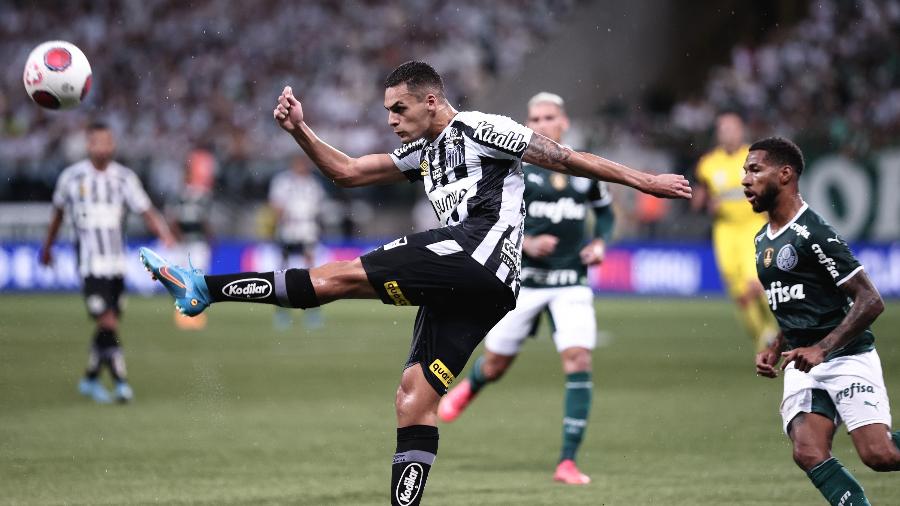 Kaiky em ação pelo Santos no duelo contra o Palmeiras, pelo Paulistão - Ettore Chiereguini/AGIF