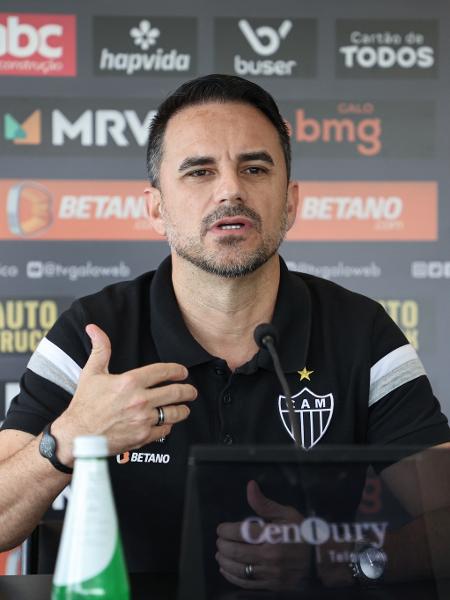 Para o diretor de futebol do Atlético-MG, Rodrigo Caetano, a arbitragem está pressionada nos jogos do clube