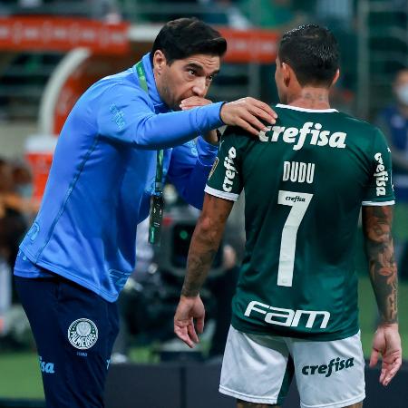 Abel Ferreira conversa com Dudu, do Palmeiras, contra o Dep. Táchira, pela Libertadores