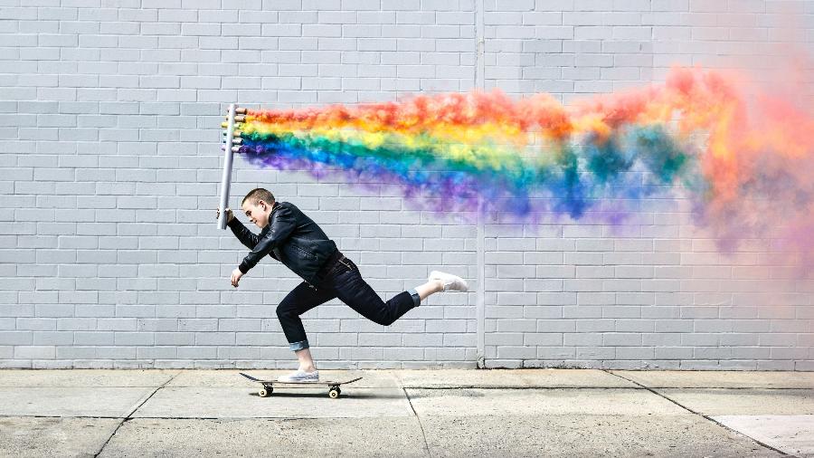 A skatista transgênero Lacey Baker com bandeira de fumaça Rainbow Push - Samuel McGuire/Enjoy