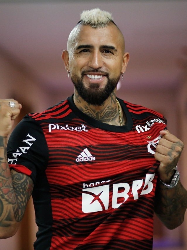 Com a saída de Arturo Vidal, Flamengo terá apenas seis jogadores