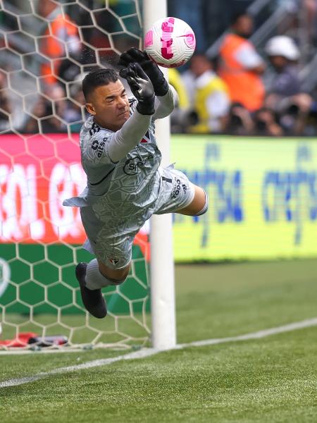 Felipe Alves defende pênalti de Scarpa e garante 0 a 0 - Marcello Zambrana/AGIF