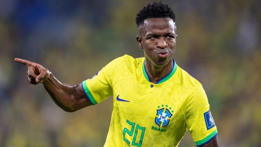 https://conteudo.imguol.com.br/c/esporte/84/2022/12/07/vinicius-junior-em-acao-pela-selecao-brasileira-1670459798306_v2_900x506.jpg