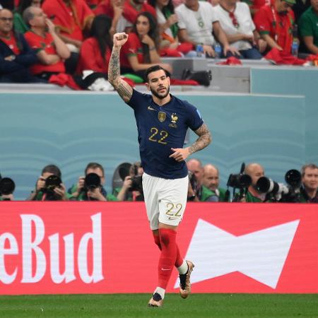 Theo Hernández, da França, celebra após marcar contra o Marrocos na Copa - FRANCK FIFE / AFP