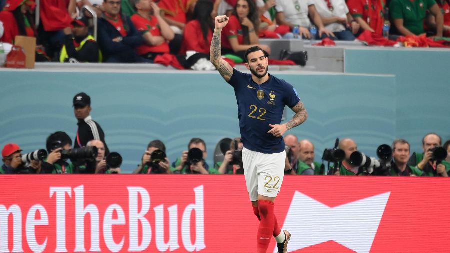 Theo Hernández, da França, celebra após marcar contra o Marrocos na semifinal da Copa do Mundo do Qatar - FRANCK FIFE / AFP