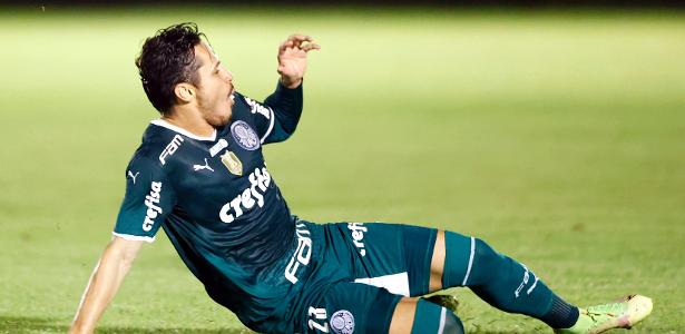 Raphael Veiga, do Palmeiras, comemora gol contra o Botafogo-SP pelo Paulistão