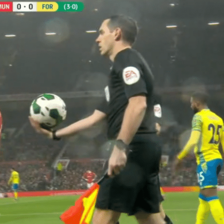 A bola da partida entre Manchester United e Nottingham Forest furou após dividida entre Bruno Fernandes e Gustavo Scarpa - Reprodução/Star+