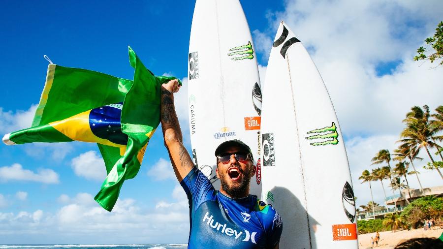 Filipe Toledo conquista título do Circuito Mundial de Surfe