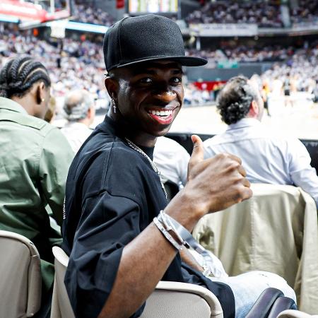 Vini Jr na torcida do time de basquete do Real Madrid - Reprodução