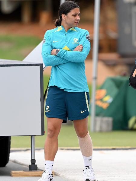 Sam Kerr, da seleção australiana, aparece com perna enfaixada em treino
