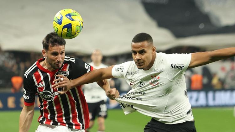 Calleri, do São Paulo, e Murillo, do Corinthians, brigam pela bola em confronto da Copa do Brasil