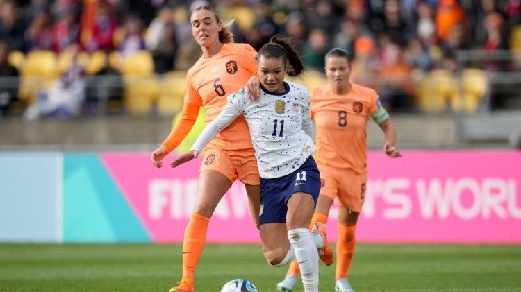 Disputa de bola entre Sophia Smith (EUA) e Jill Roord (Holanda) na Copa feminina