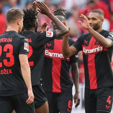 Jogadores do Leverkusen celebram gol em vitória sobre o Mainz 05