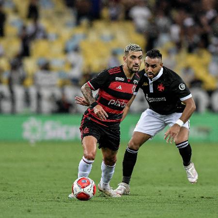 Arrascaeta e Payet disputam lance em Vasco e Flamengo pelo Carioca