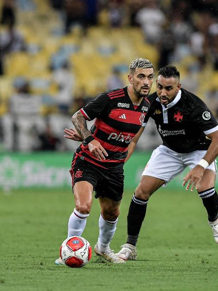 Arrascaeta e Payet disputam lance em Vasco e Flamengo pelo Carioca