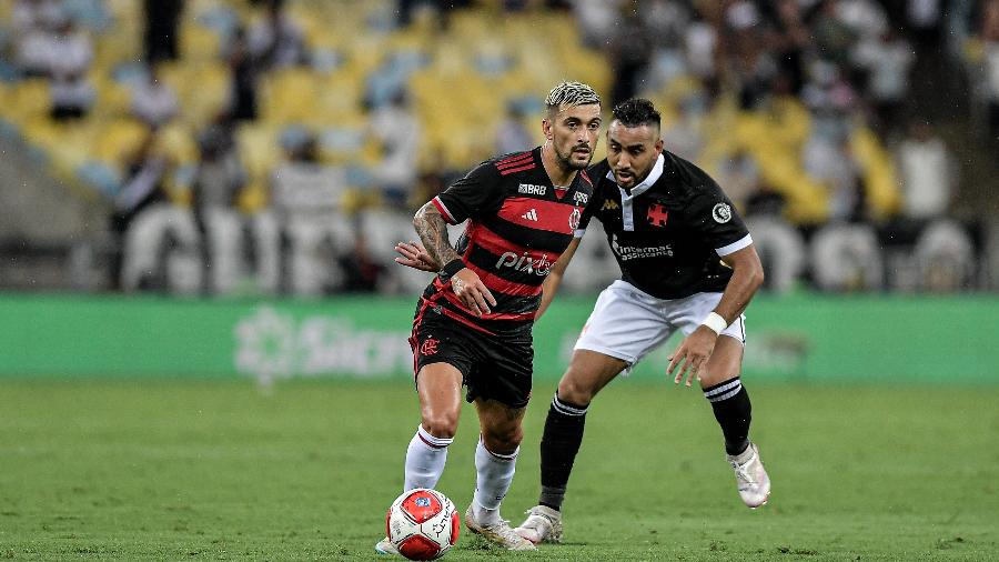 Arrascaeta e Payet disputam lance em Vasco e Flamengo pelo Carioca