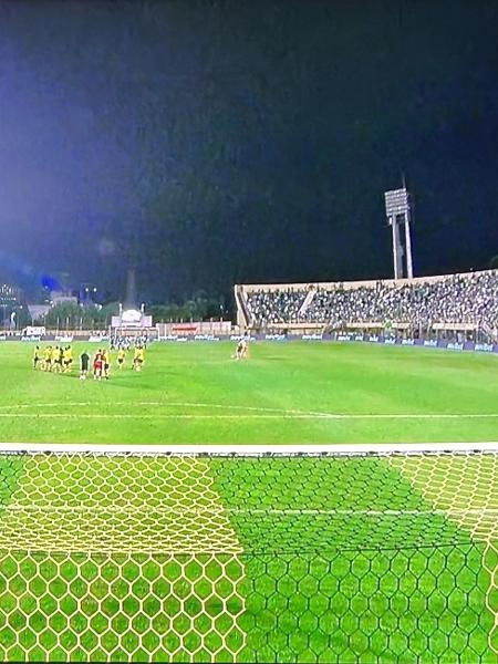 Estádio 1º de maio ficou com um dos refletores apagados e a partida entre São Bernardo x Palmeiras foi paralisada