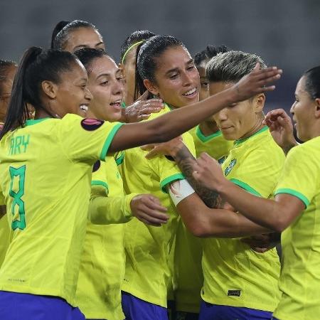 Seleção brasileira celebra gol de Rafaelle, o terceiro da seleção brasileira sobre o Panamá