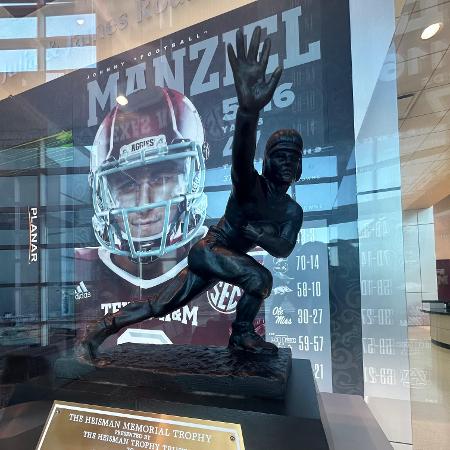 Troféu Heisman de Johnny Manziel na entrada do Kyle Field