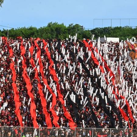 Torcedores do Vitória no jogo contra o Bahia, no Barradão, pelo Estadual