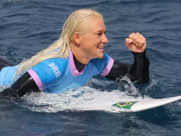 Tatiana Weston-Webb avança à semifinal do surfe feminino; Luana é eliminada