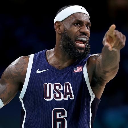 Lebron James em ação contra Porto Rico nas Olimpíadas de Paris