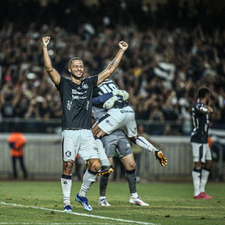 Jogadores do Remo comemoram acesso à Série B do Brasileirão após vitória sobre o São Bernardo - Marcos Junior/AGIF