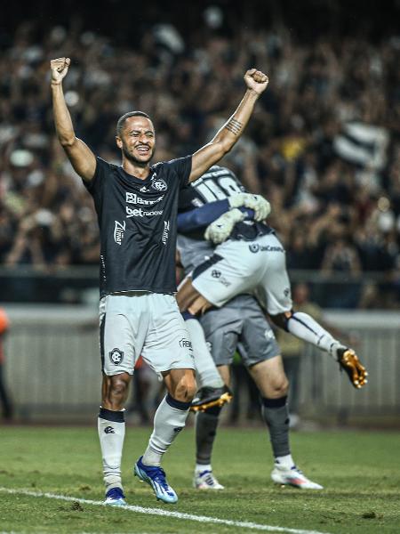 Jogadores do Remo comemoram acesso à Série B do Brasileirão após vitória sobre o São Bernardo