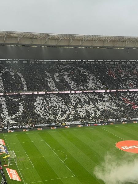 Mosaico na torcida do Corinthians antes de jogo da semifinal da Copa do Brasil, contra o Flamengo, na Neo Química Arena - Pedro Ungheria/UOL