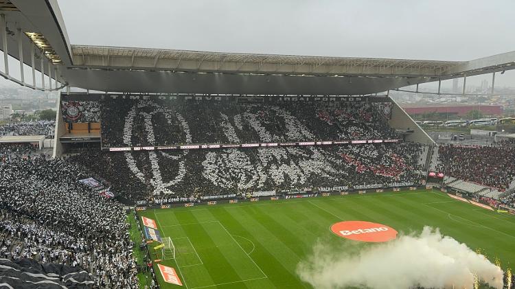 Mosaico na torcida do Corinthians antes de jogo da semifinal da Copa do Brasil, contra o Flamengo, na Neo Química Arena