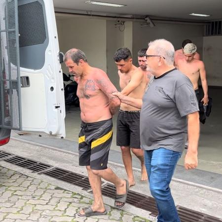 Torcedores do Peñarol são colocados em camburão para audiência de custódia no Rio