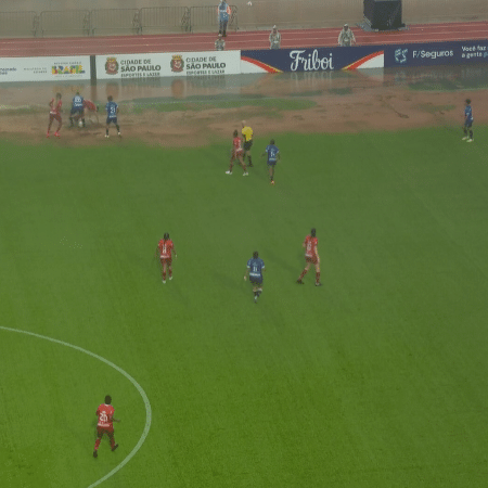 Laterais e extremidades do gramado do Pacaembu foram tomadas por lama