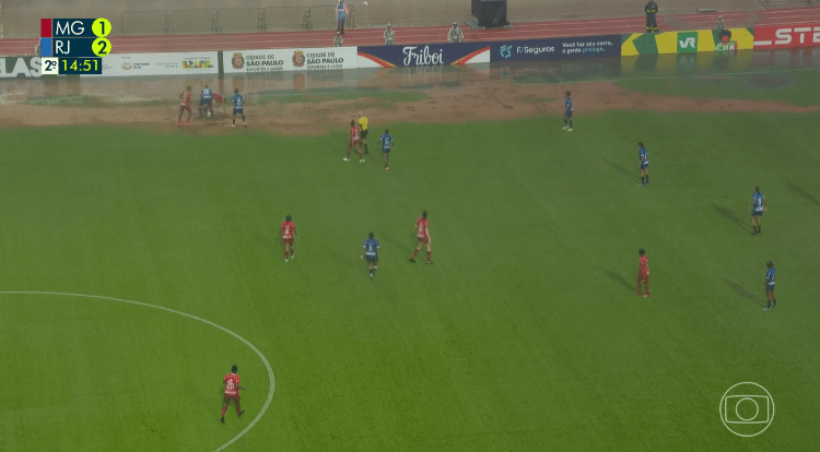 Laterais e extremidades do gramado do Pacaembu foram tomadas por lama