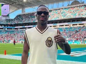 Vini Jr. assiste a jogo de time da NFL e é exaltado: 'Melhor do mundo'