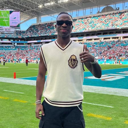 Vini Jr, do Real Madrid, assiste a jogo do Miami Dolphins na NFL