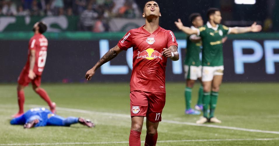 Vinicinho lamenta após finalizar para grande defesa de Weverton durante Palmeiras x Bragantino, pelo Paulistão