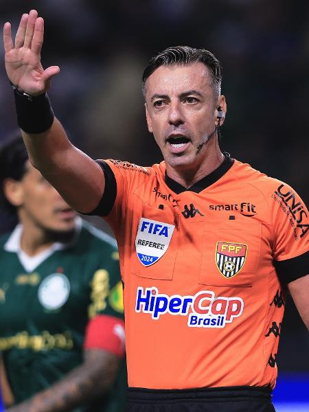 Árbitro Raphael Claus durante jogo entre Palmeiras e Corinthians pelo Paulistão
