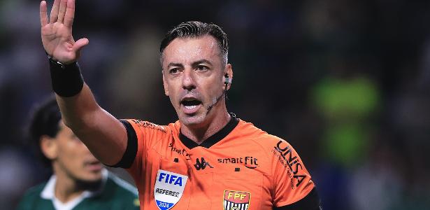 Polêmicas do Dérbi: Ex-árbitros opinam sobre pênalti de Estêvão que deveria voltar.