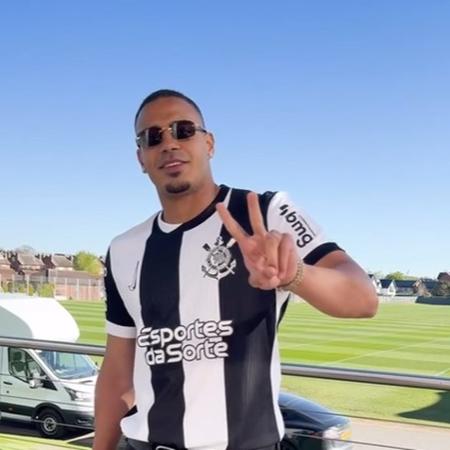 Murillo, zagueiro do Nottingham Forest, chega a treino com camisa do Corinthians Murillo, zagueiro do Nottingham Forest, chega a treino com camisa do Corinthians