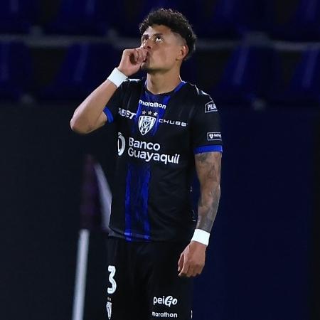 Daykol Romero, do Independiente del Valle, comemora gol contra o Tolima, na Libertadores