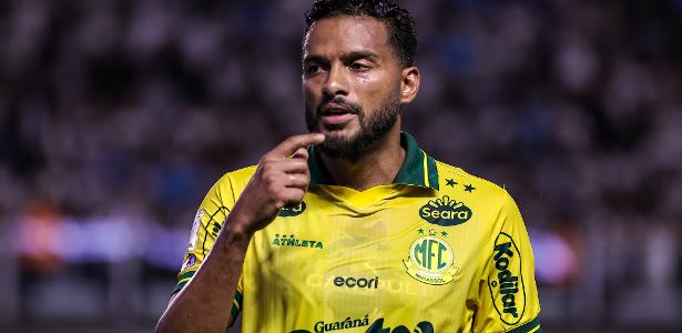 Reinaldo desabafa por 2 minutos sobre arbitragem: 'São uma perna danada'