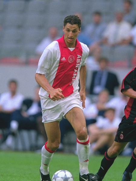 Zlatan Ibrahimovic em ação pelo Ajax em 2001 - Getty Images
