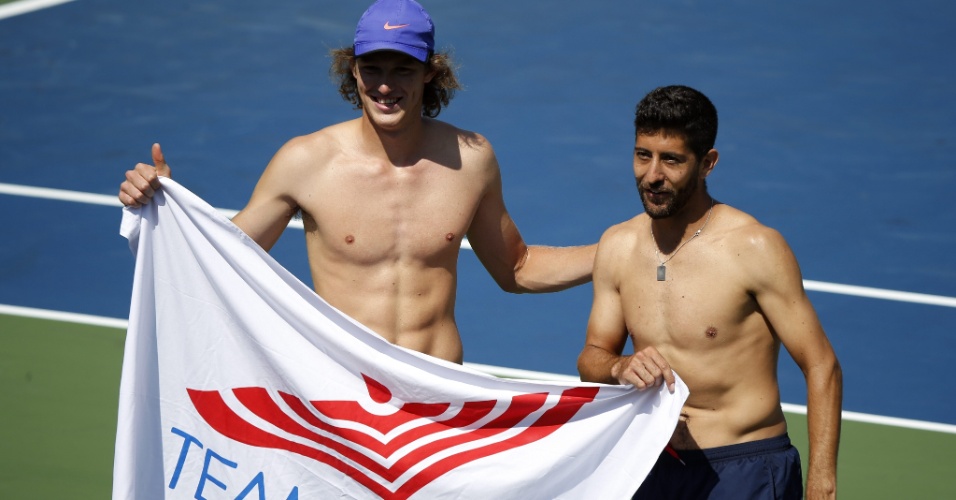 O tenista chileno Nicolás Jarry (à esquerda) mostra o tanquinho ao comemorar o ouro nas duplas com Hans Podlipnik