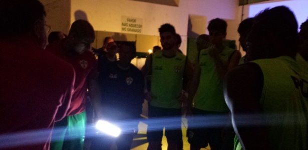 Imagem do vestiário da Lusa sem luz no estádio Brinco de Ouro  - Assessoria Portuguesa/Divulgação 
