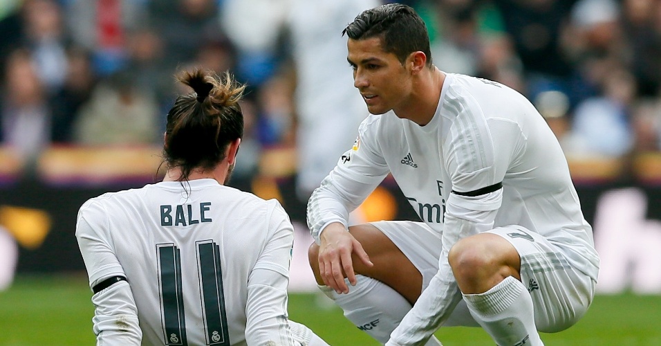 Gareth Bale conversa com Cristiano Ronaldo após sentir lesão em partida do Real Madrid