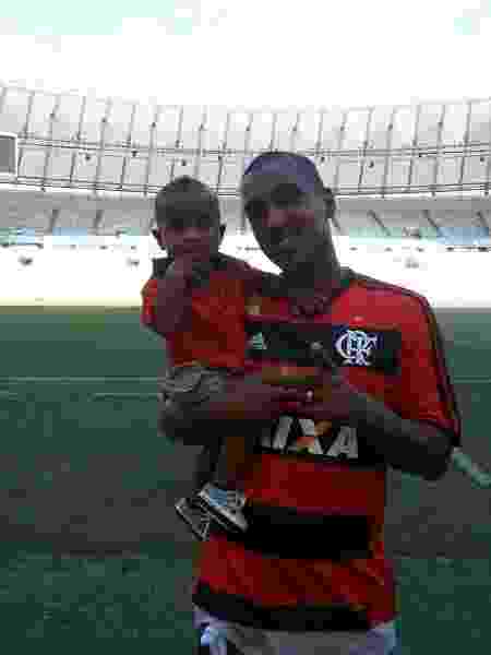 Douglas Silva com o filho em visita ao Maracanã - Divulgação/Arquivo pessoal