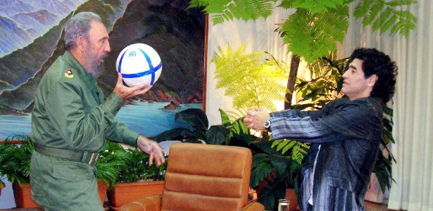 Maradona em encontro com Fidel Castro em 2005 - REUTERS/Canal 13/Handout/File Photo