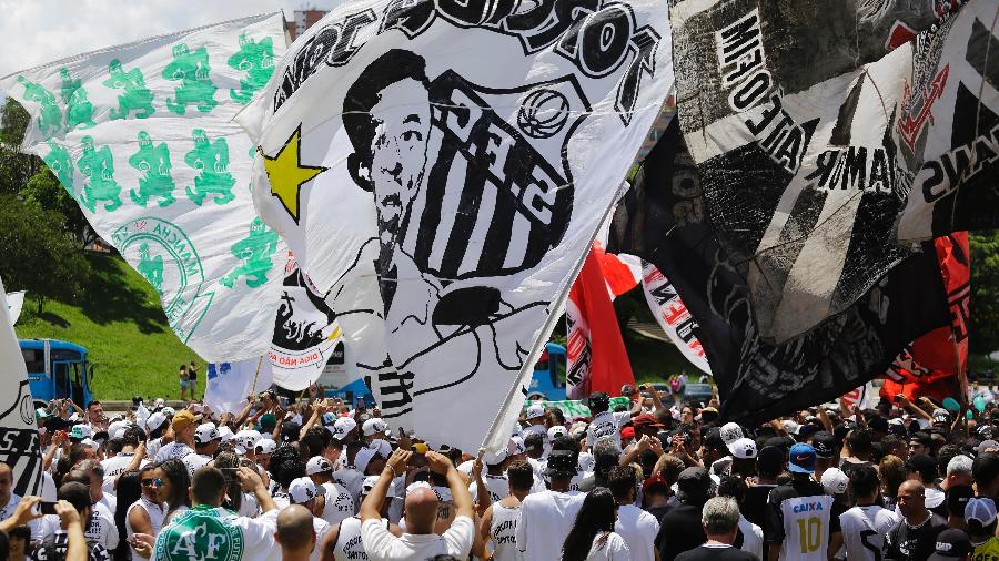 Bandeiras com mastro foram liberadas em SP após quase 26 anos - Nelson Antoine/Folhapress