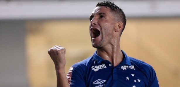 Meia Thiago Neves comemora gol marcado pelo Cruzeiro contra o Santos - Marcello Zambrana/Light Press