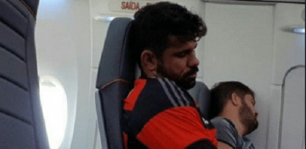 Diego Costa dorme em avião com a camisa do Flamengo após ver jogo do time no Maracanã - Reprodução/Twitter